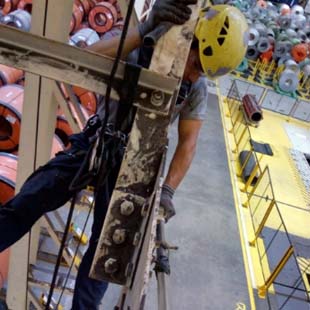 Conheça o trabalho de um alpinista industrial nível 3