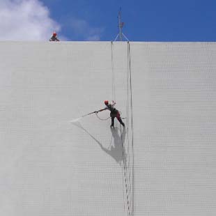 Como é realizada a pintura industrial em altura?