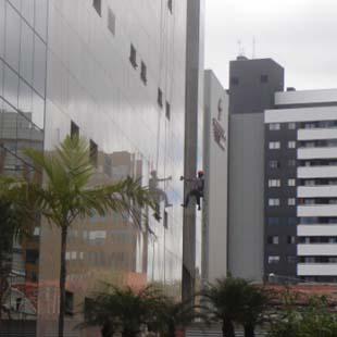 Contrate uma empresa especializada em limpeza de fachadas em altura