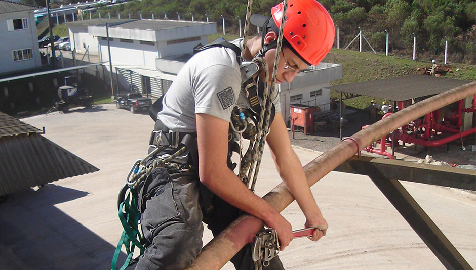 Os Equipamentos de Segurança Obrigatórios utilizados no alpinismo industrial